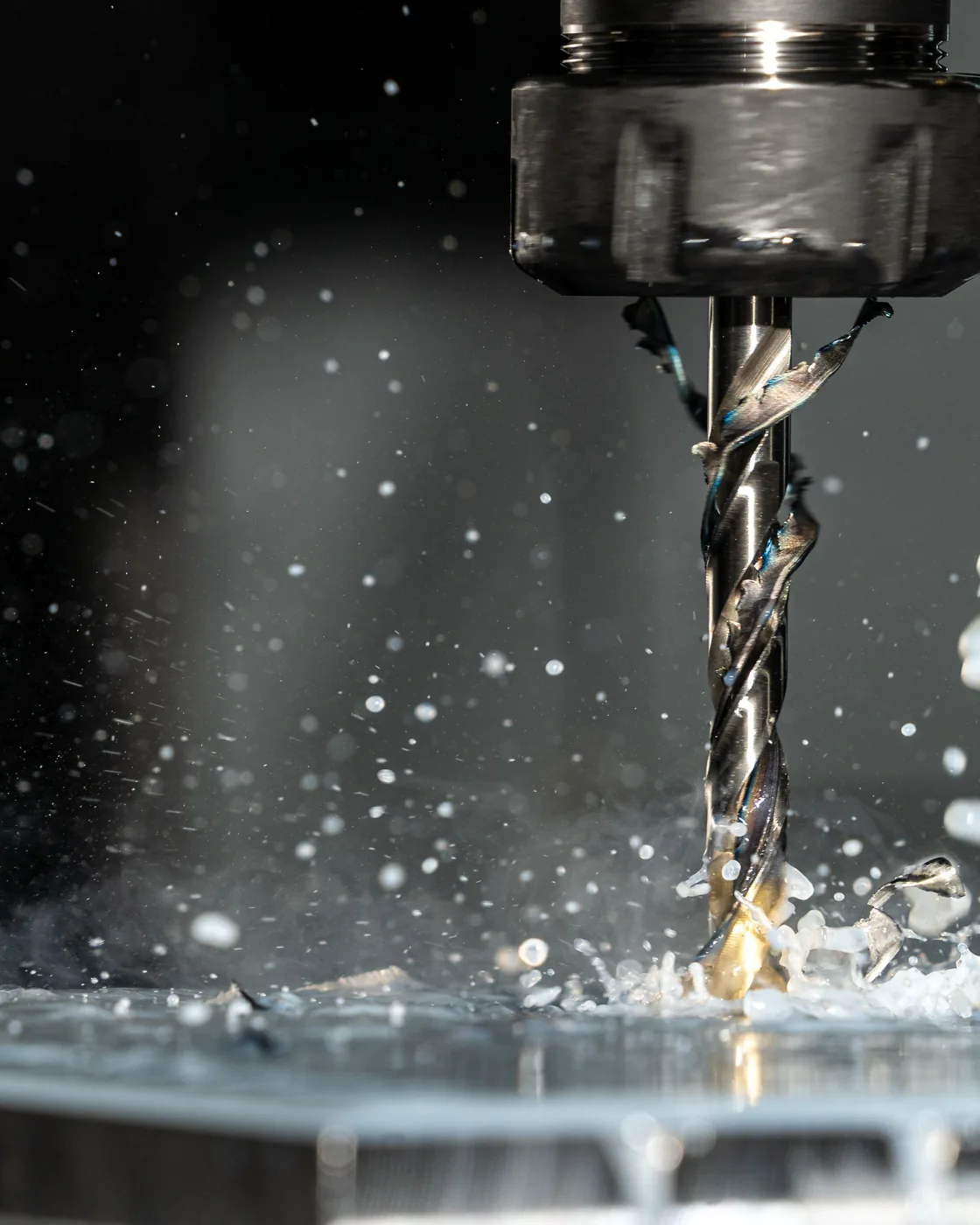 Broca en maquinado CNC con refrigerante — herramienta de corte industrial